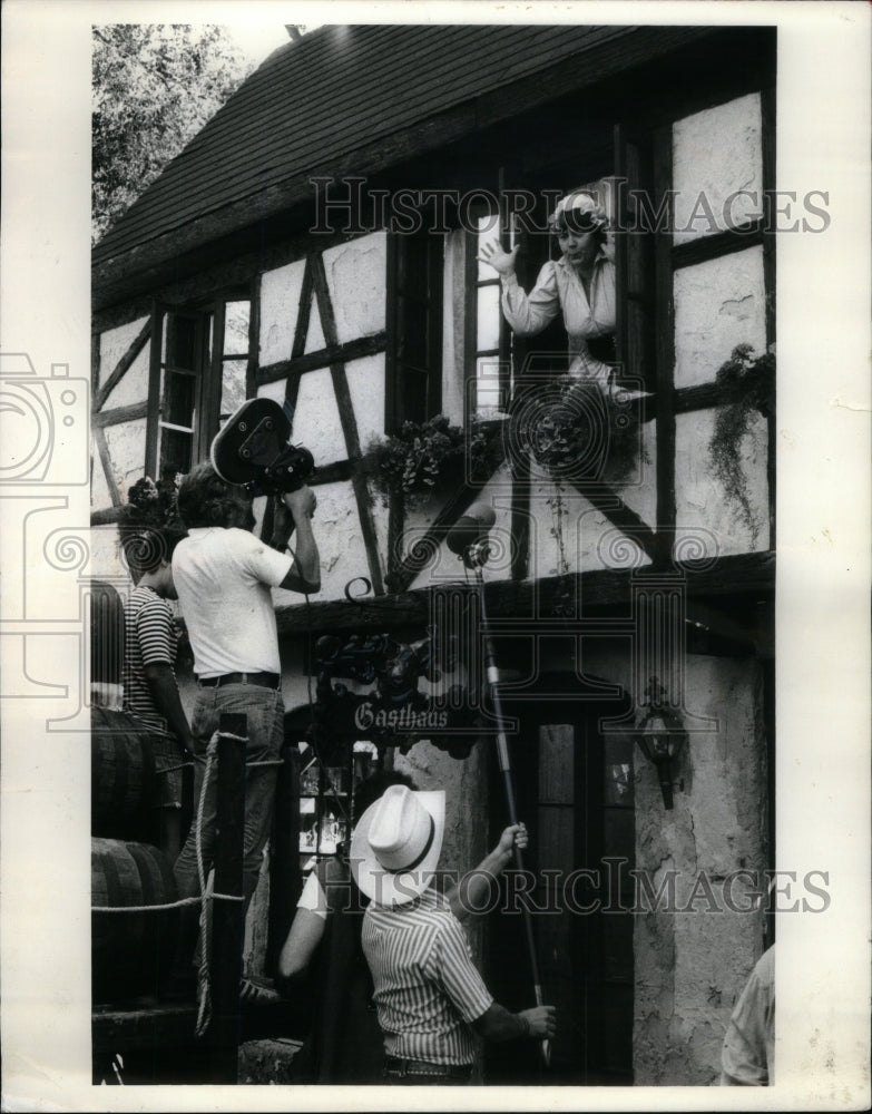 1976 Press Photo Cinematographer Shoots Commerical - RRU49551