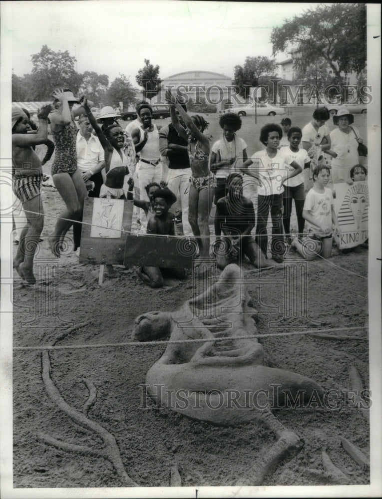 1977 Press Photo Chicago Flamingo Sand Sculpture- Historic Images