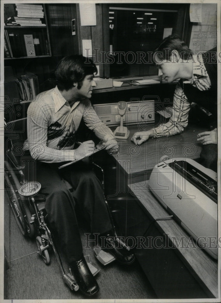 1977 Press Photo Ernie Robin Radio Operator- Historic Images