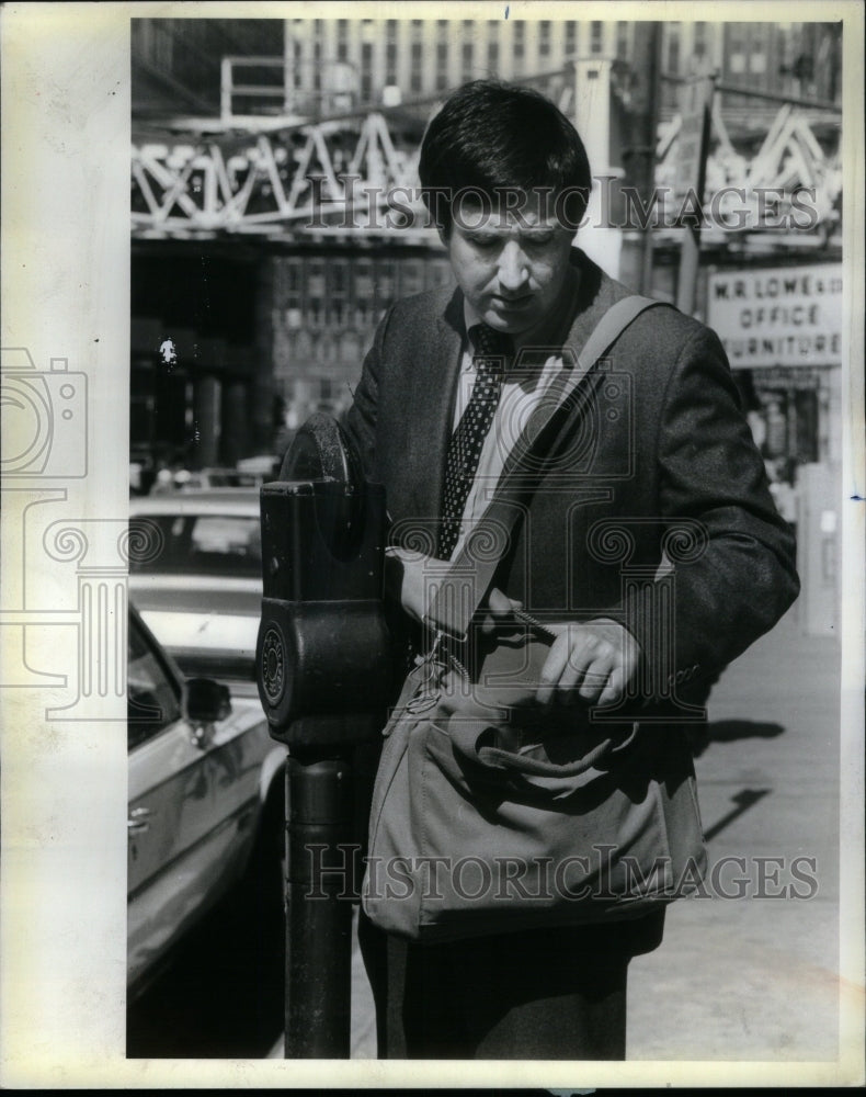 1983 Press Photo Lawyer Ron Grais Square Rigger Wishes- Historic Images