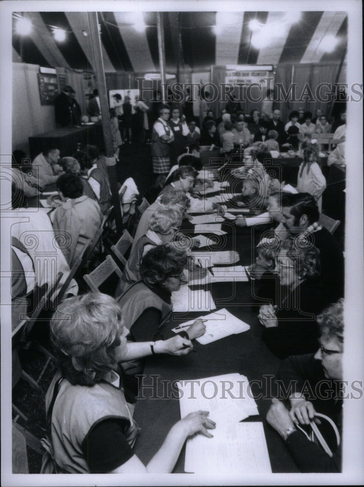 1970 Press Photo People Haying Medical Volunteer Women - RRU53705