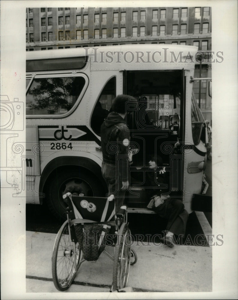 1986 Press Photo Handicap Protester Picketing - Historic Images