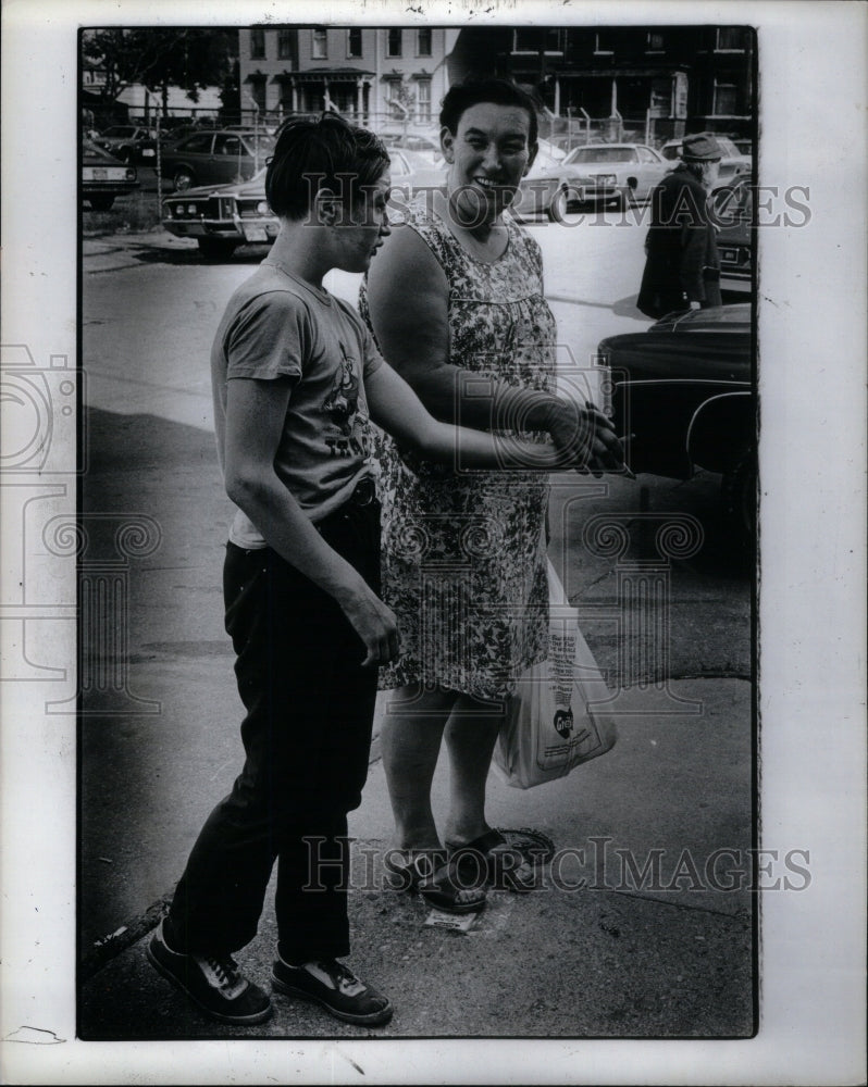1980 Press Photo Fancy Hand Outs Appreciated Detroit - RRU58677