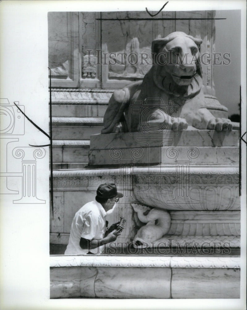 1985 Press Photo Dominic Bernardon employe caulked - Historic Images