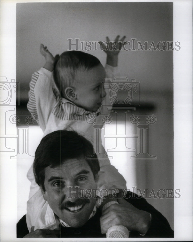 1988 Press Photo Bernie Smilovitz Sportscaster Baby - RRU60949