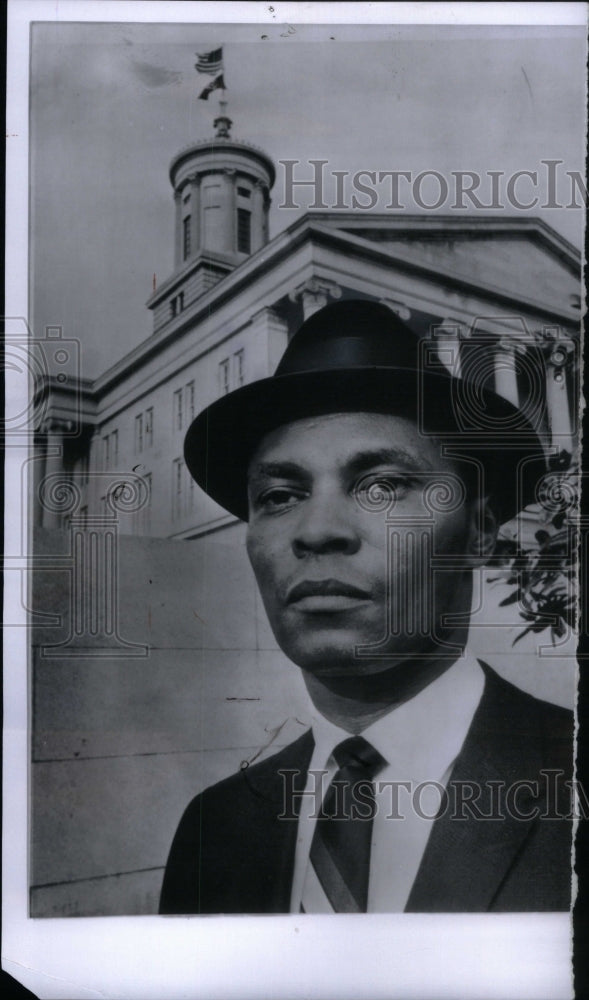 1965 Press Photo Rey A W Willis Temp Buildings Hat Show - RRU62129