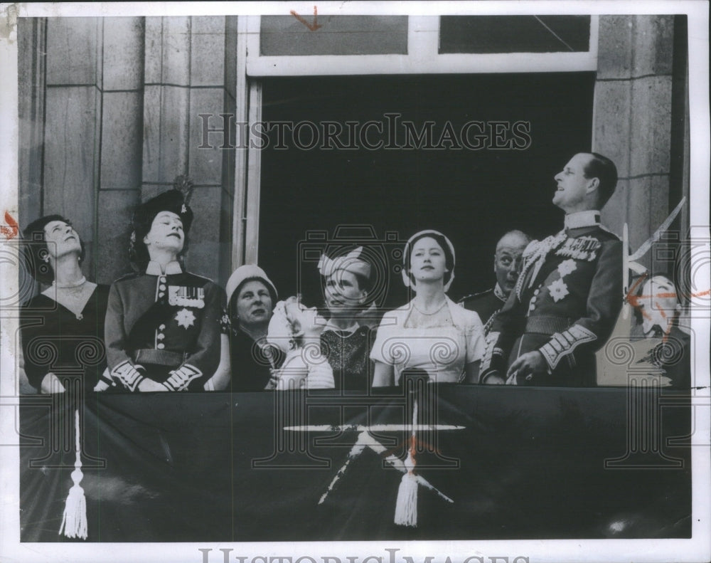 1957 Press Photo Queen Elizabeth in Uniform- Historic Images