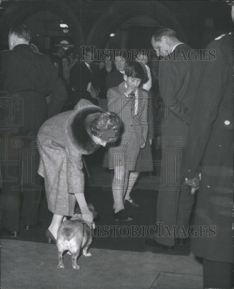 1961 Press Photo Queen Elizabeth Candid Royalty- Historic Images