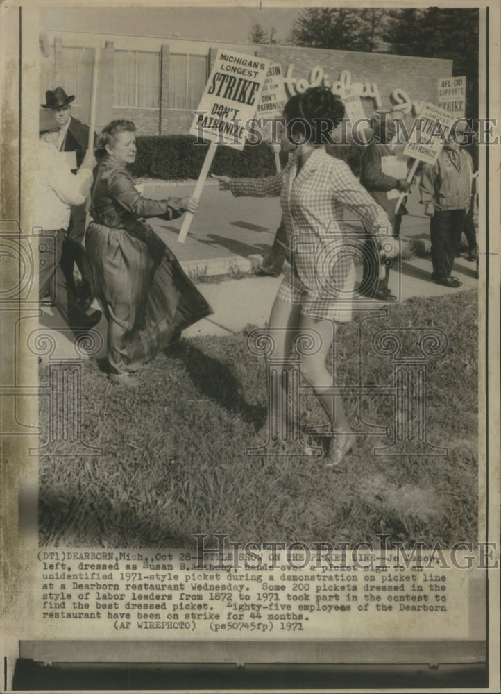 1971 Press Photo Strike National Jo Jacob Dressed - RRU70053