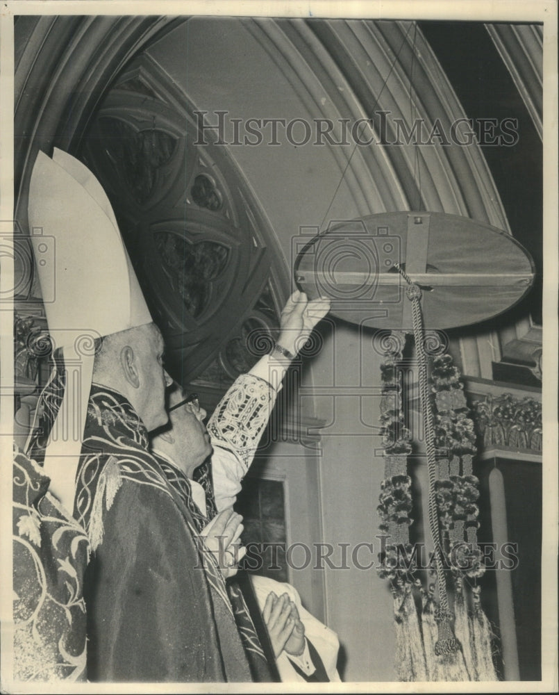 1965 Press Photo Cardinal Meyer&#39;s hat hung in Cathedral- Historic Images