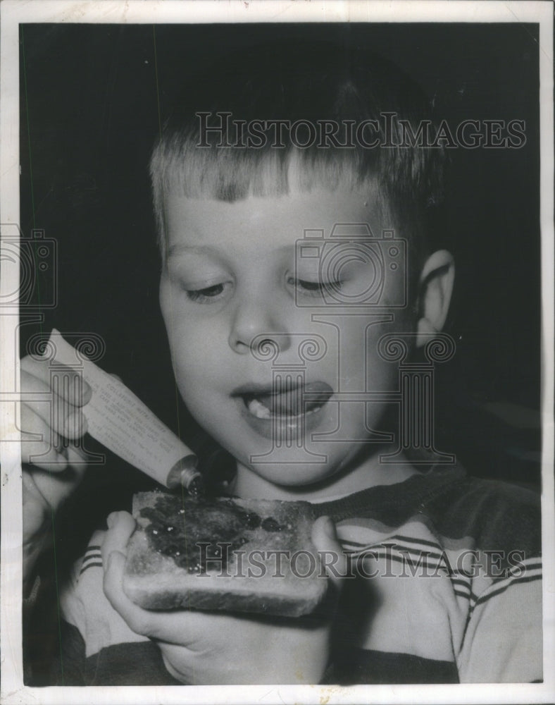 1955 Press Photo Gregory Nash Squeez Toothpaste Jelly - RRU71255
