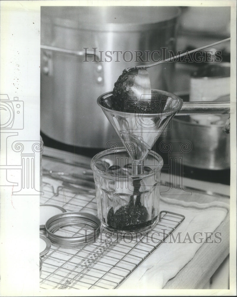 1982 Press Photo Making the Foamoff the Cooking Jam - RRU71257