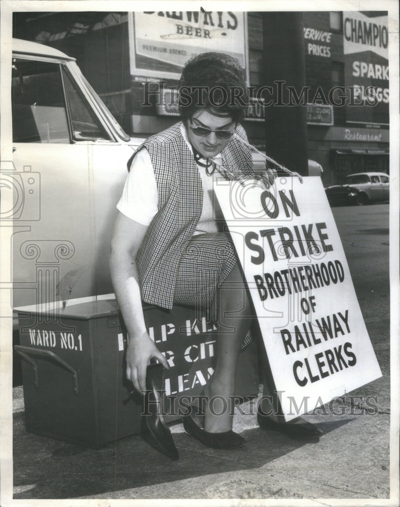 1963 Press Photo Railway Clerks Strike - RRU80377