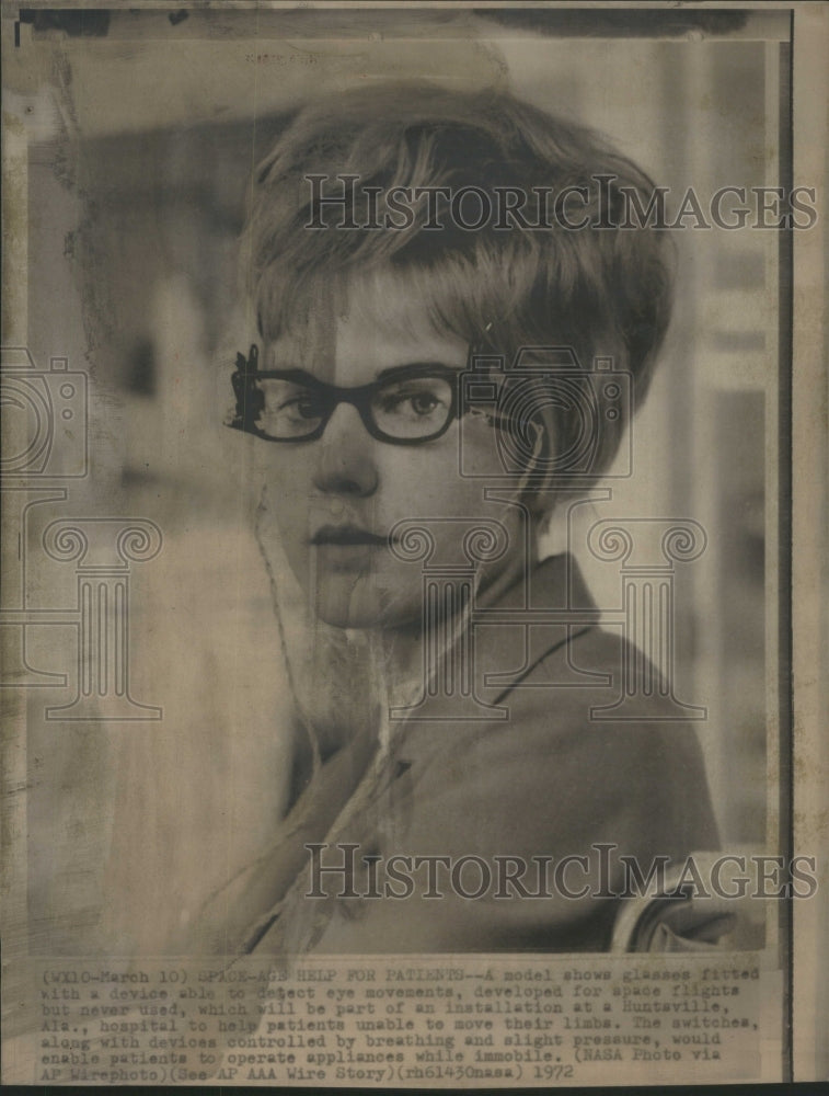 1972 Press Photo Space Age Glasses Detect Eye Movements - RRU81287