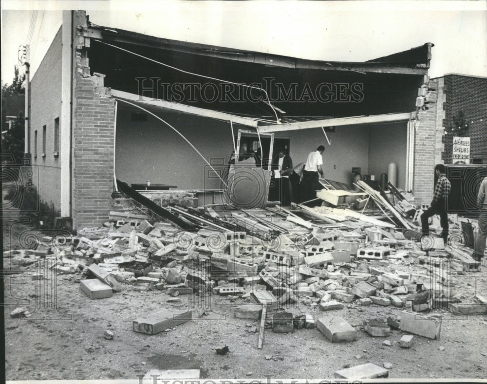 1965 Press Photo Addison Store Front Tornado Storm - Historic Images