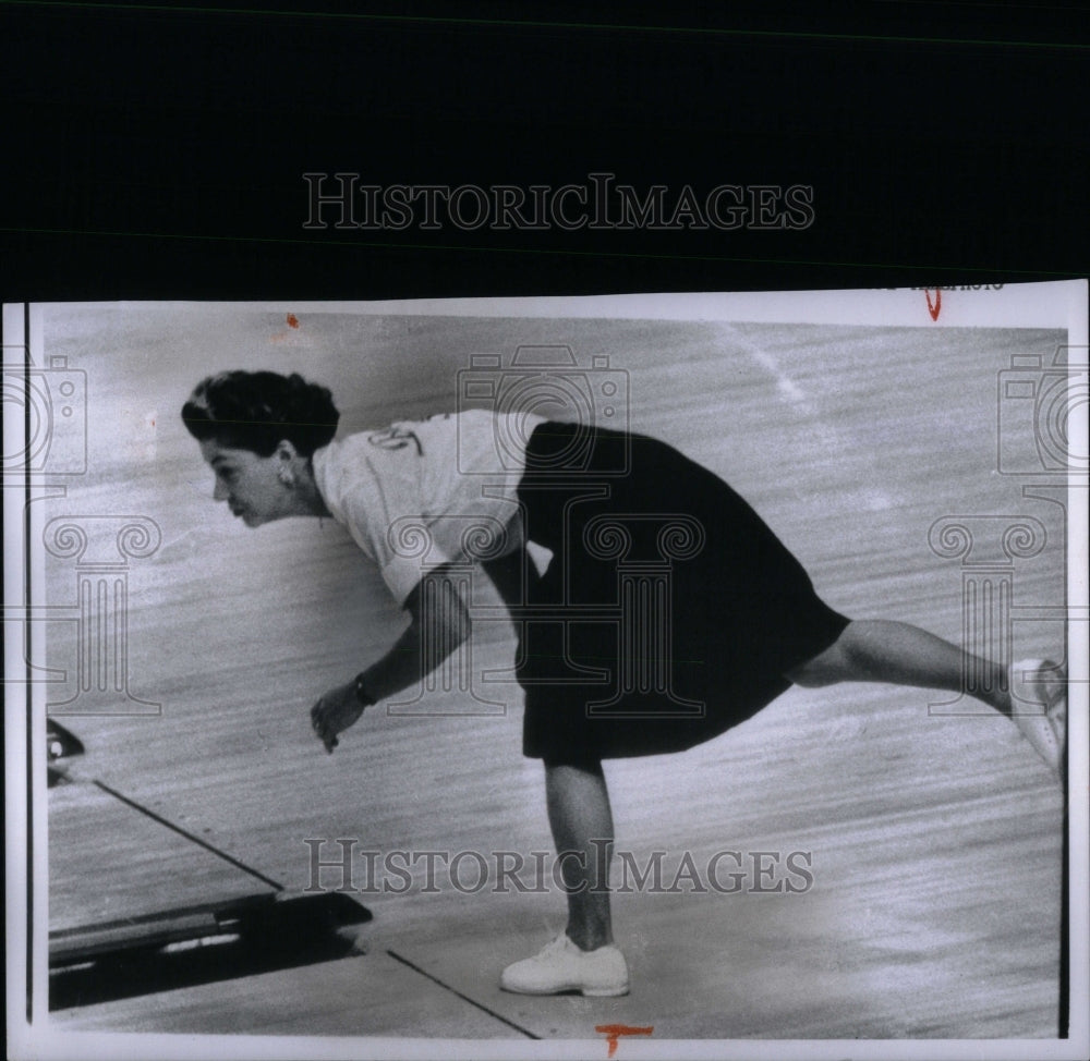 1960 Press Photo Marion Ladewig Female Bowler American - RRU91175