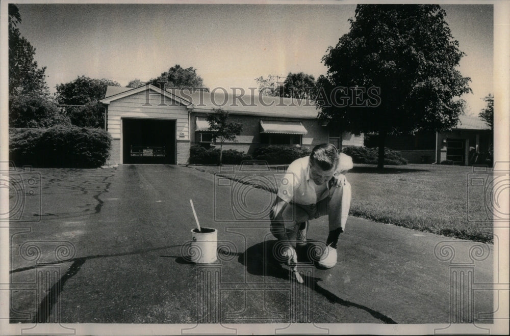 1981 Press Photo Gilbert Blevens Repairs His Driveway - RRU96911