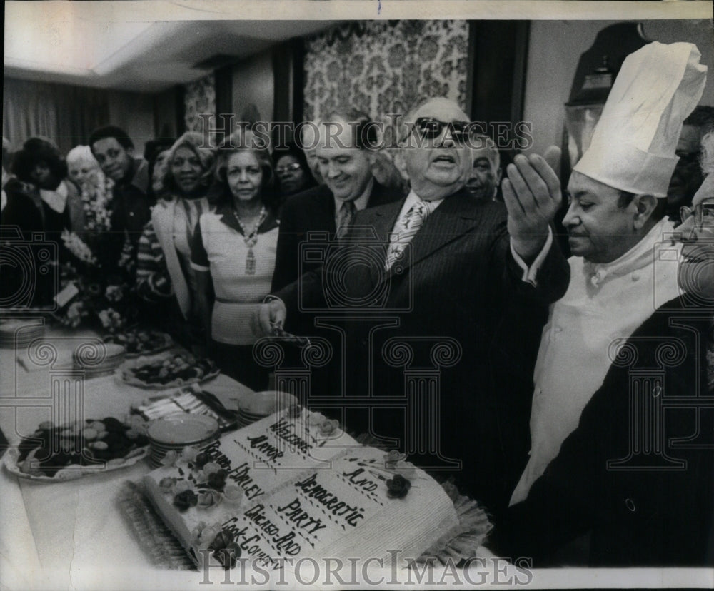 1973 Press Photo Mayor Daley Ralph Arriga Ceremony- Historic Images