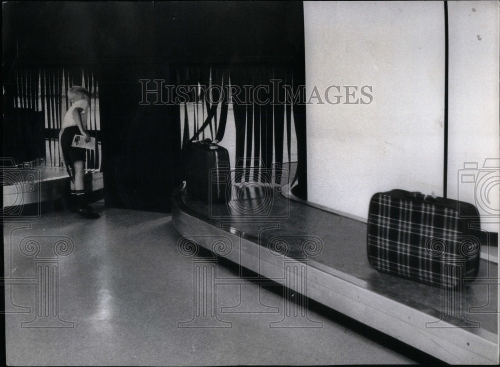 1971 Press Photo Midway Airport boy watching baggage - RRU98969