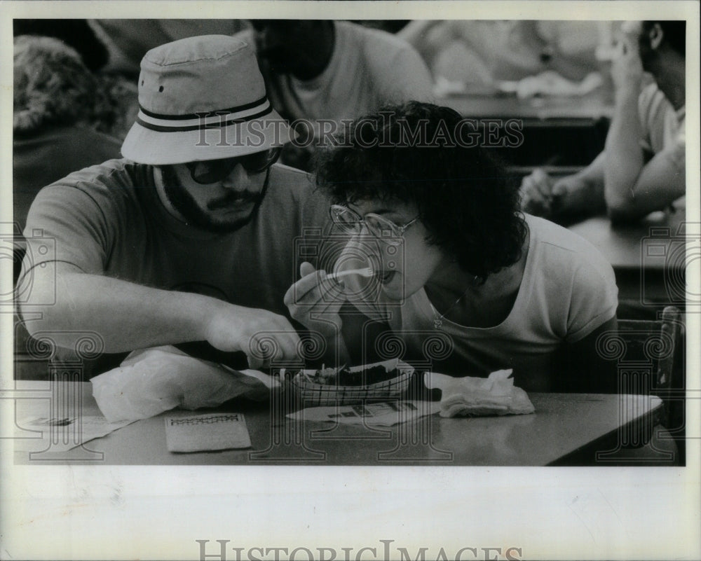 1982 Press Photo Mayer Byrne Chicago food taste turkey - RRU99315