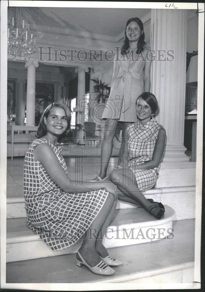 1969 Press Photo Diane Fullerton Janice Wanner Wagner - RRV00495- Historic Images