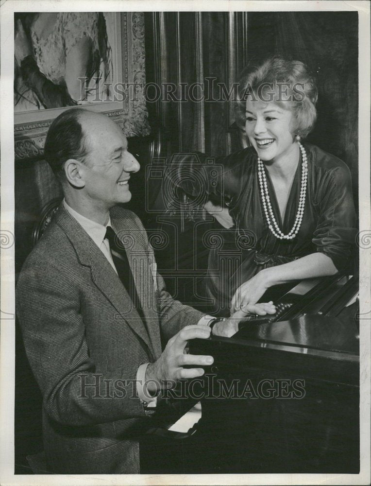 1960 Press Photo Sir John Gielgud Eva Gabor Big Party - RRV00641- Historic Images