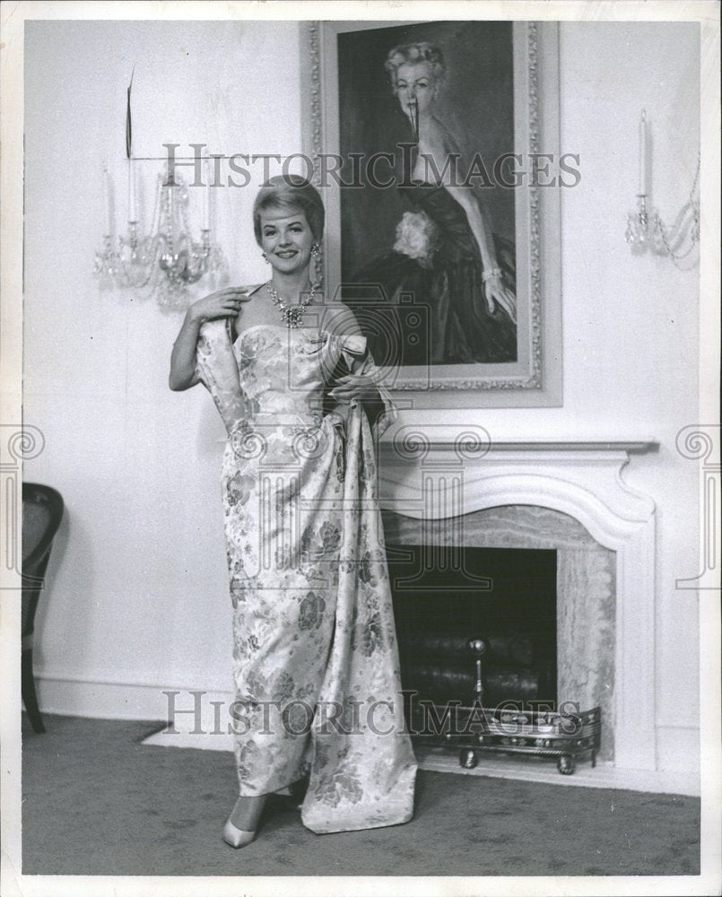 1960 Press Photo Betty Furness ball dress New York - RRV00785- Historic Images