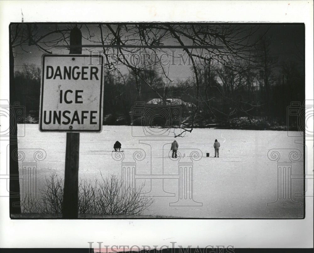 1980 Press Photo Nankin Lake Warning Sign Ice Fishermen - RRV02345