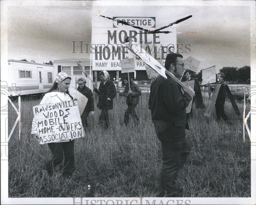 1970 Press Photo Picketing Mobile Home Sales - RRV02855- Historic Images