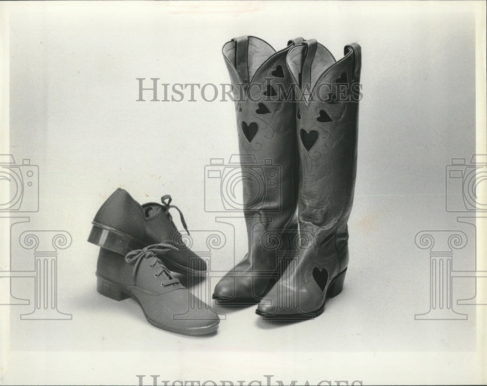 1980 Press Photo Canvas Oxford Shoes Heart Boots - RRV03767- Historic Images