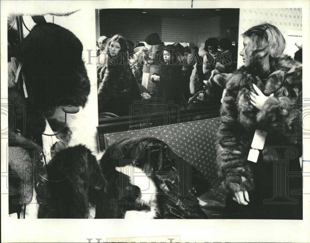 1978 Press Photo Coleen Clucas Admiring a Sable Jacket. - RRV03897- Historic Images