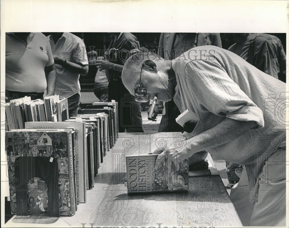 1988 Press Photo Bob Rudolph Printers Row Book Fair - RRV03905- Historic Images