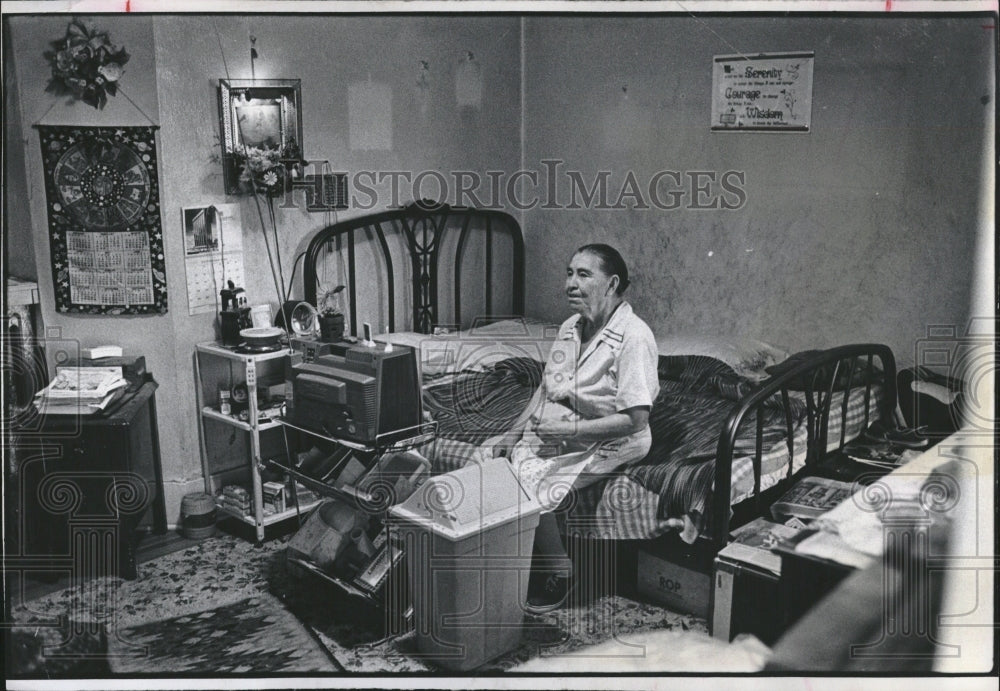 1980 Press Photo Mary Arguello watching Television- Historic Images