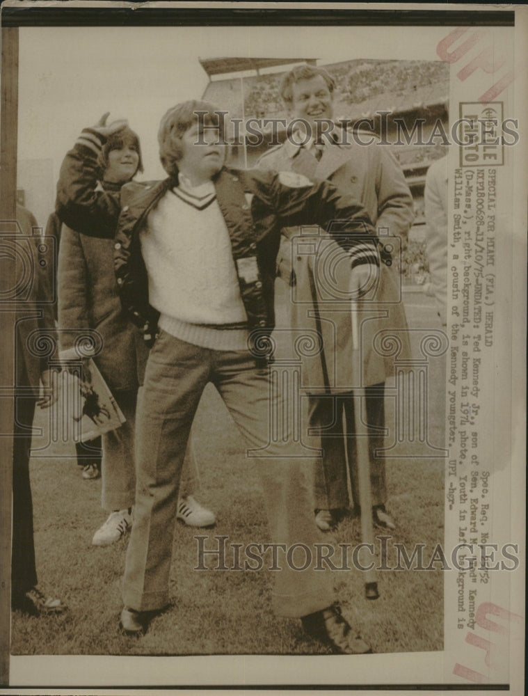 1975 Press Photo Ted Kennedy Edward background son - RRV14185- Historic Images