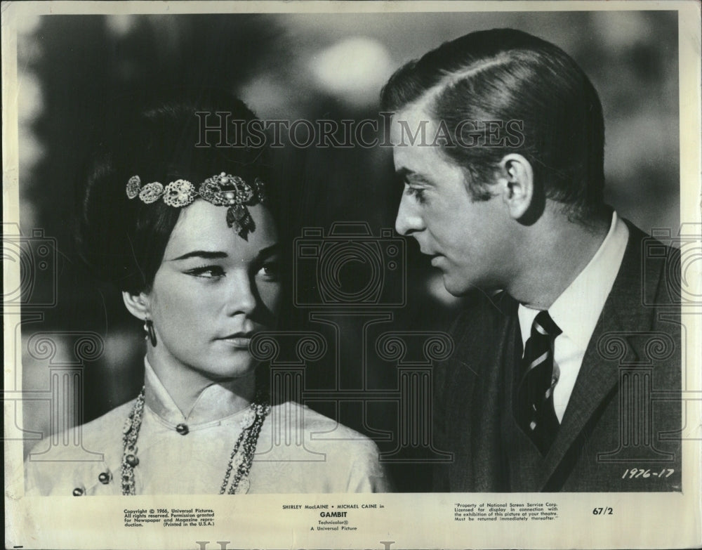 1966 Press Photo Michael Caine Shirley McLaine Gambit - RRV16771- Historic Images