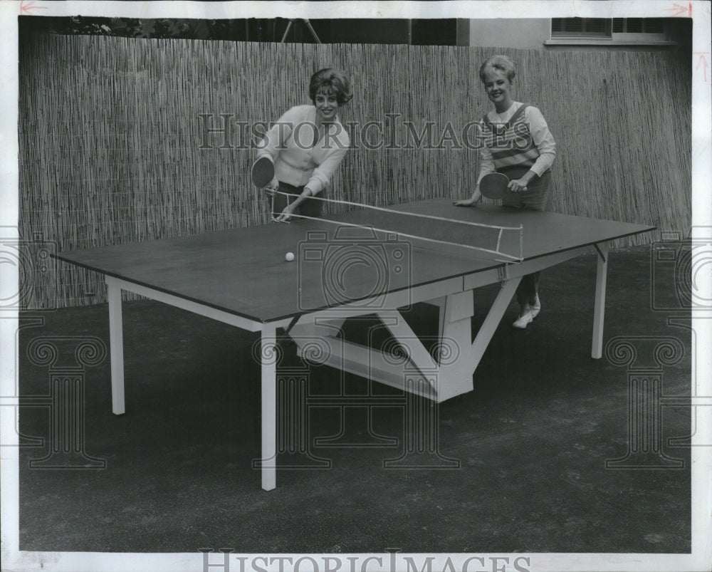 1965 Press Photo Molly Bee Carol Jean Lewis table Van - RRV17081- Historic Images