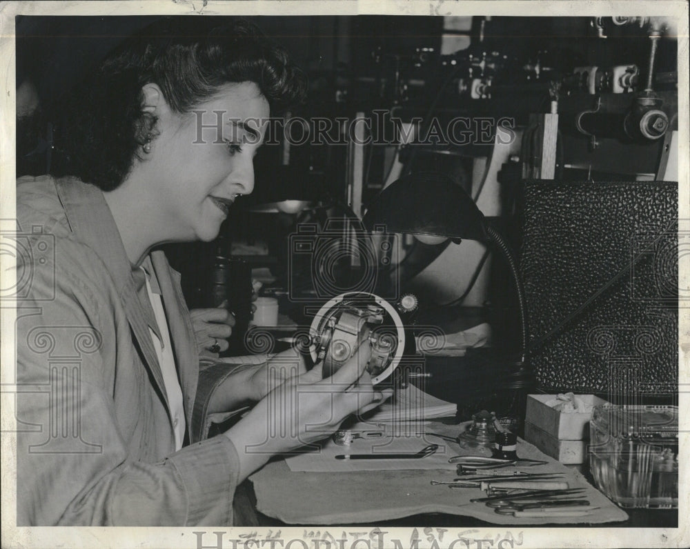 1943 Press Photo Singer Turned Aircraft Technician War - RRV19495- Historic Images