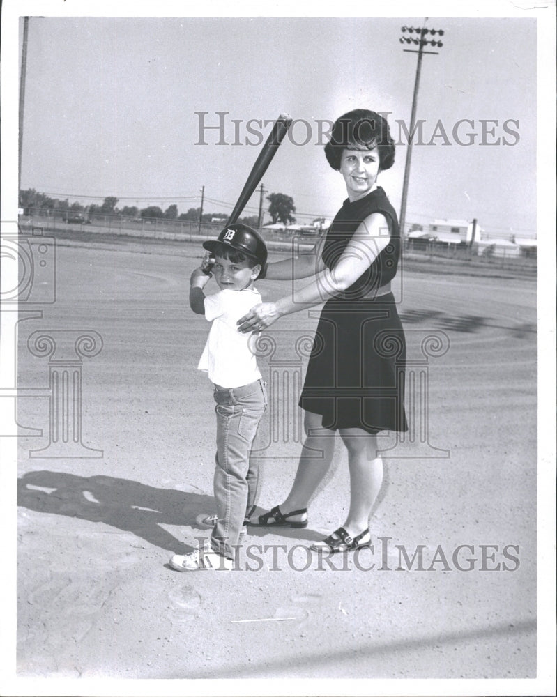 1971 Press Photo Mrs Joannes Roaume John Robert Ground - RRV31497- Historic Images