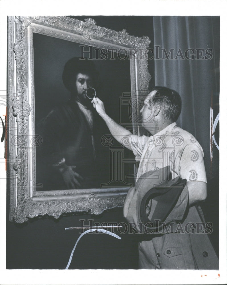 1970 Press Photo James Neumaier Examines a Rembrandt - RRV33571- Historic Images