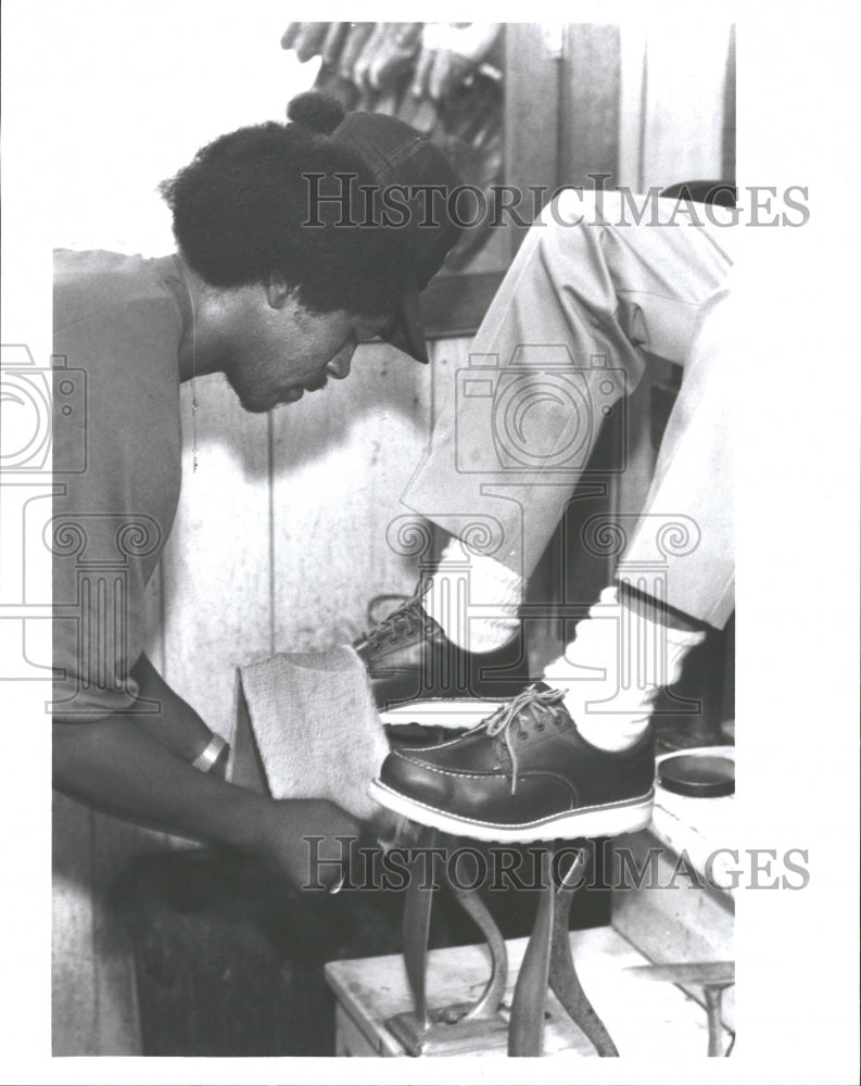 1988 Press Photo Clothing Shoes- Shoeshining- Historic Images