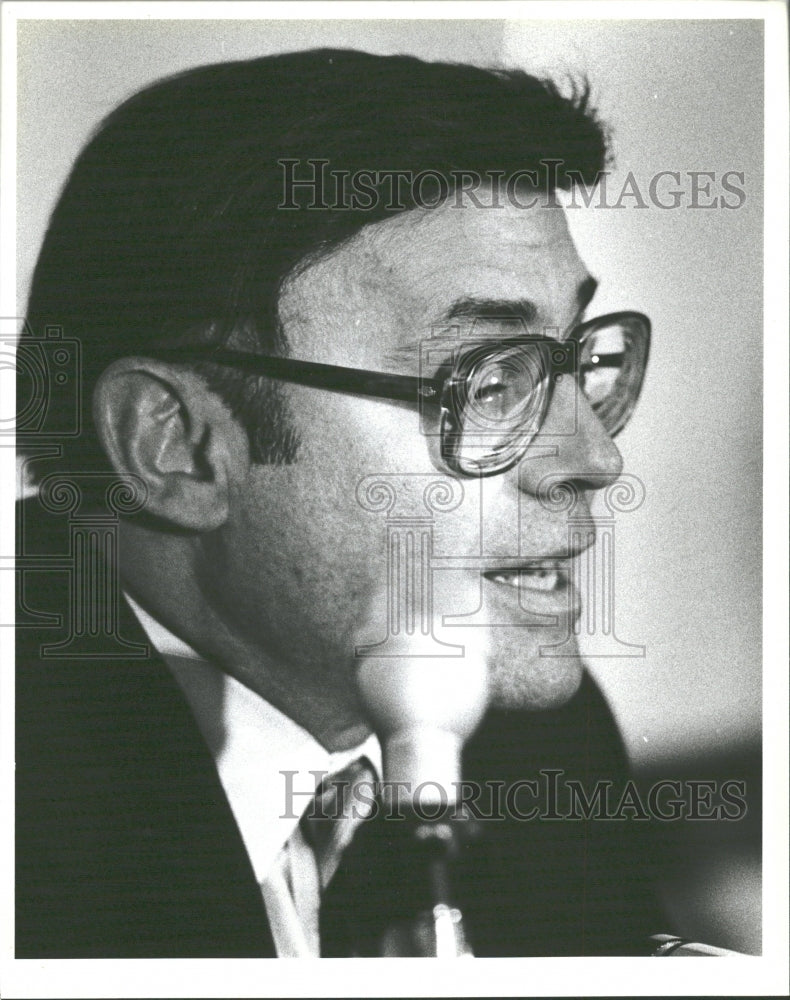 1983 Press Photo Martin Ashman Village Attorney Gun ban - RRV34293- Historic Images