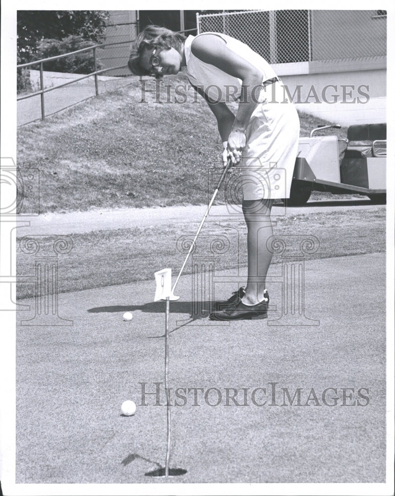 1963 Press Photo Golfer Sally Werner Practice Greens - RRV35635- Historic Images