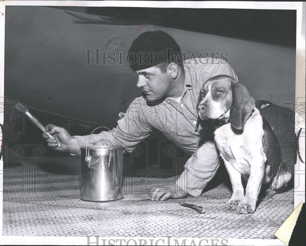 1961 Press Photo John Chipok Paints Coast Guard Boat- Historic Images