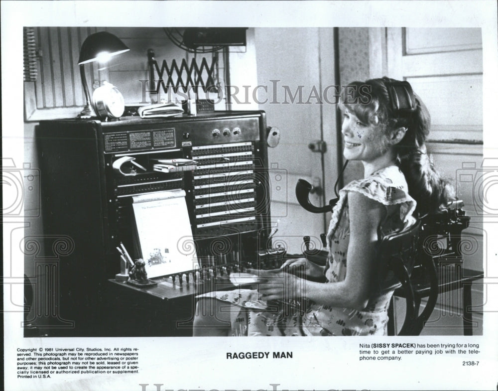 1981 Press Photo Actress Sissy Spacek In &quot;Raggedy Man&quot; - RRV39357- Historic Images