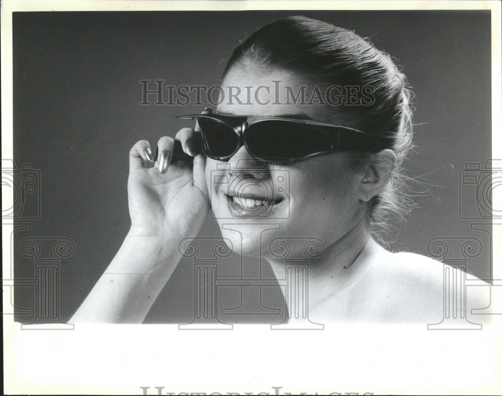 1984 Press Photo Visor-like Wraparound Sunglasses - RRV39479- Historic Images