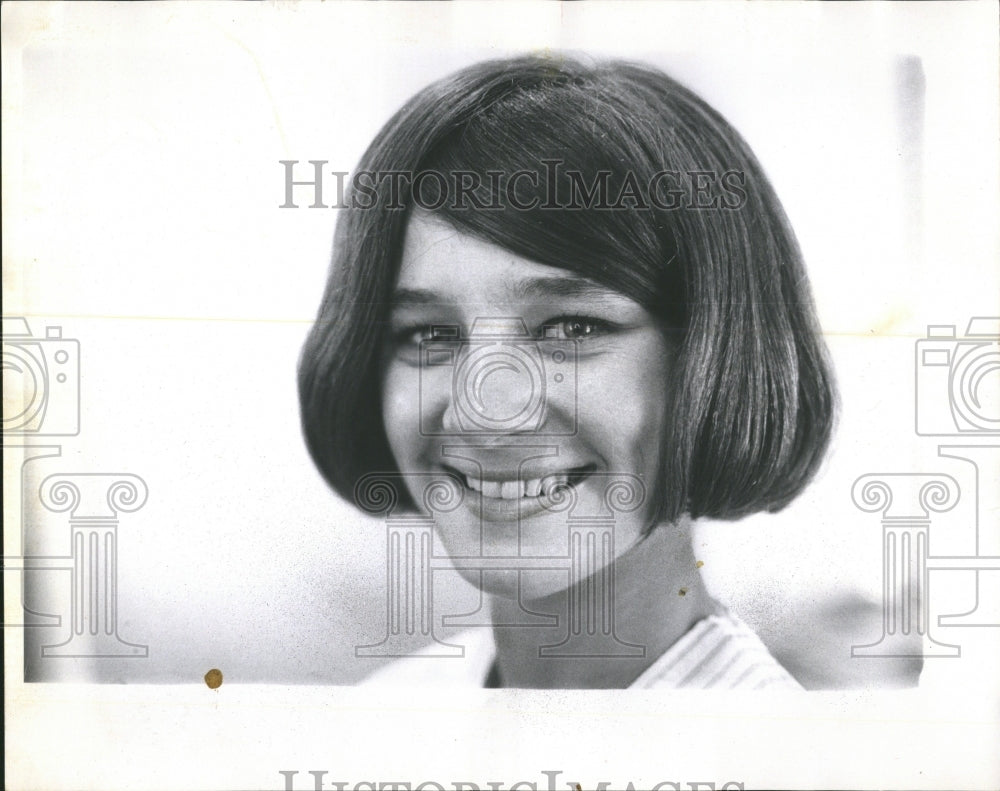 1967 Press Photo Jacki Smurdon With New Pageboy Haircut - RRV39507- Historic Images