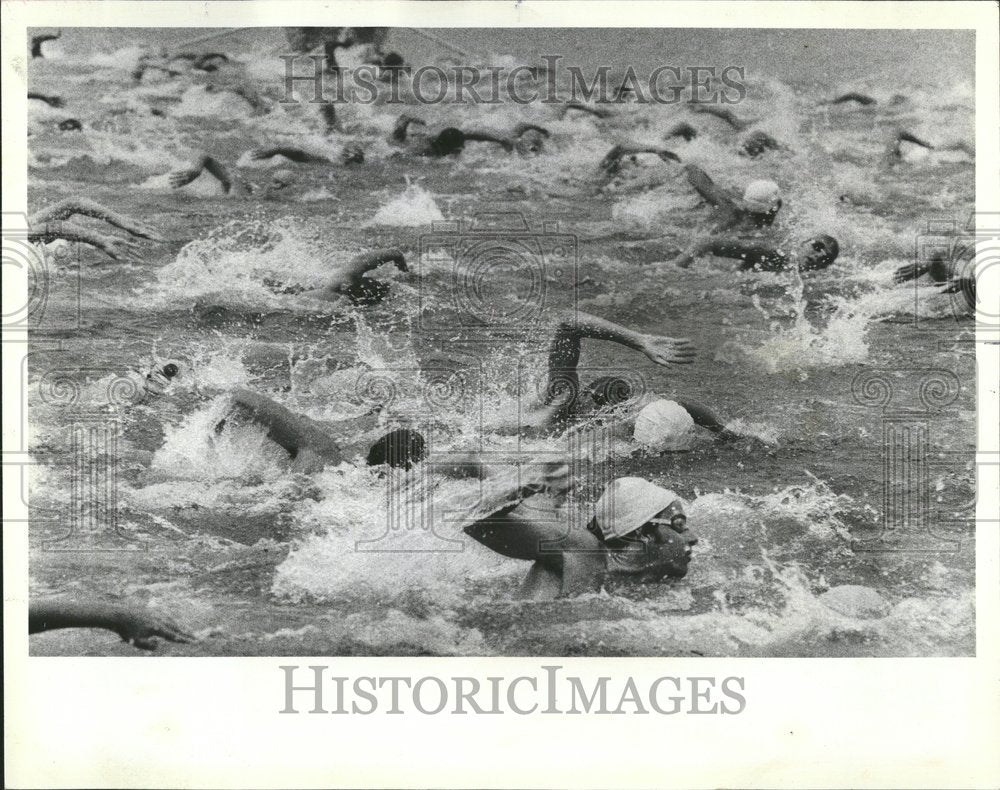 1982 Press Photo Swimmer Splashes Navy pier water City - RRV40163- Historic Images