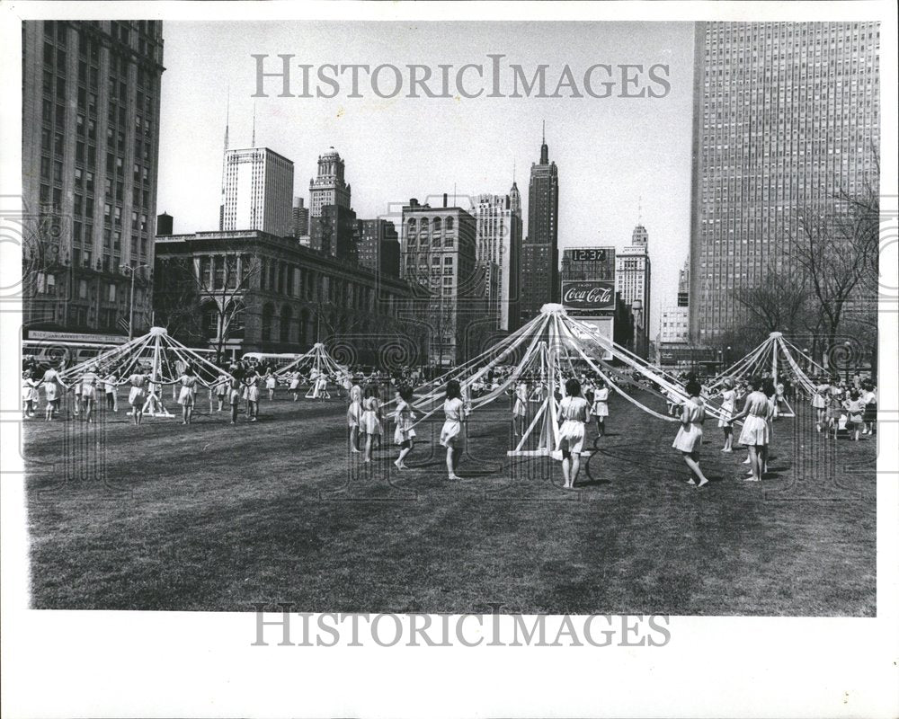 1969 Press Photo Girls dancing Maypole Grant Park loop - RRV41871- Historic Images