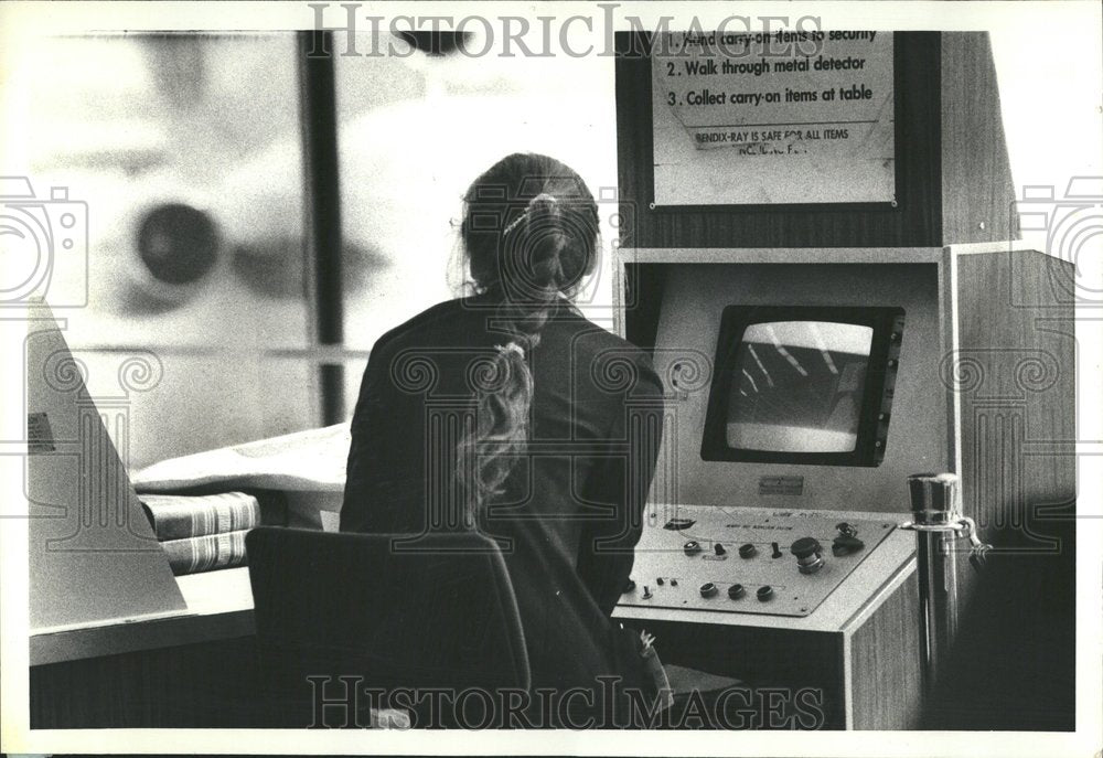 1979 Press Photo O&#39;Hare Airport xray machine security - RRV42813- Historic Images