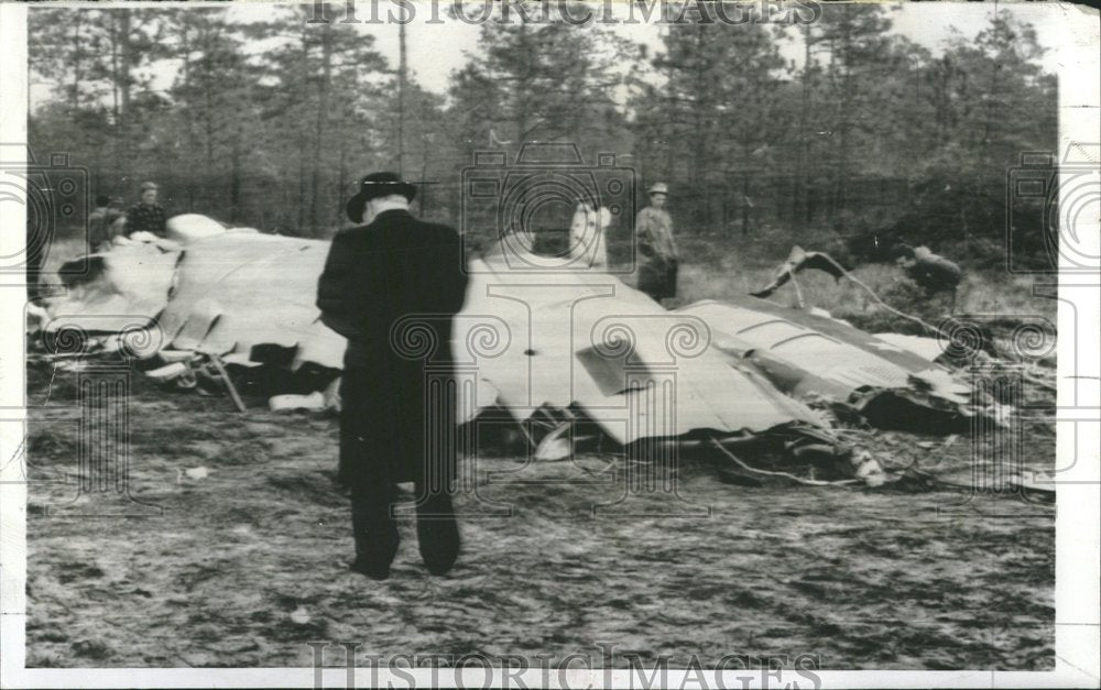 1960 Press Photo National Airlines wreckage priest bows - RRV43075- Historic Images